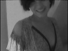 Doxy xnxx grond mer aux cheveux longs se fait huiler et se faire ramoner sur le canapé