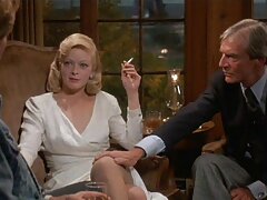 Vanna Bardot écarte les jambes grandes ouvertes pour une piqûre french mere porn dure