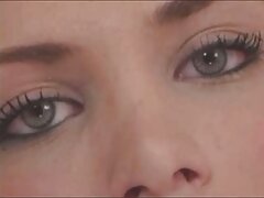 Monique Alexander maman française xxx branle une bite dans la cuisine