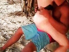 MILF Angel Caliente se déshabille et se fait belle mere lesbienne baiser
