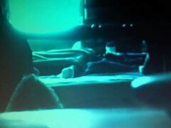 demoiselle excitée en talons rouges faisant porno maman et son fils plaisir à manuel au lit