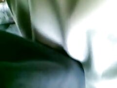 Une brune séduisante sexe mere fils aux seins pétillants fait plaisir à Jessy pour une charge chaude