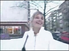 Une blonde parfaite porno maman hd fait des pipes parfaites