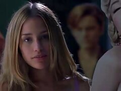 La teen sexy Gina Gerson se masturbe maman russe sexe devant la caméra