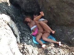 Blair Williams fait une pipe dans video sex maman fils la salle de bain et chevauche une bite