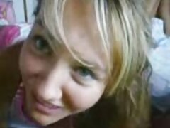 Jeune floozy xnxx grand maman convainc Brick de baiser devant la caméra