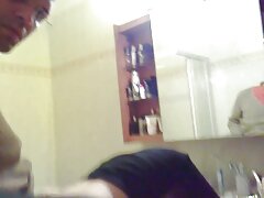 Milf à la peau dorée maman xnxx manipulant deux bites palpitantes