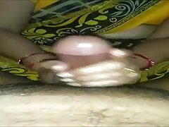 Une mere en manque de sexe brune tatouée partage une bite bien dure