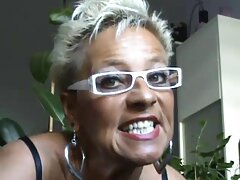 Femme d'âge mûr en grand mère anal bas plaît à son homme