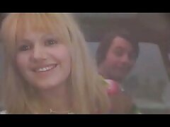 Une MILF blonde se fait remplir la chatte porno maman au club