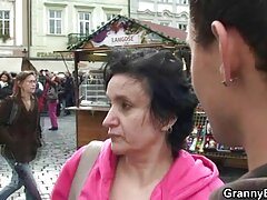 Jolie blonde fait ses sex avec la belle mere devoirs