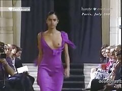 La blonde séduisante est de bonne porn maman en chaleur humeur