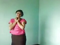 Une femme latine chaude suce une grosse mère fils sexe bite