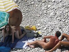 Andi mere fils nue Rose, une bimbo affamée de sexe, se fait bien baiser au lit