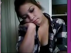 Une nana blonde lèche une énorme bite porno avec sa maman