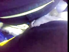 Fille aux cheveux noirs a du sperme sur les lèvres porno avec sa mère