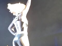 La femme au foyer Sami Scott s'amuse porno maman et jeune