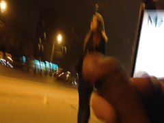Femme en robe jaune se fait sex grand mere et petit fils baiser