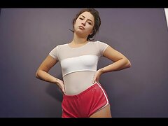 Une porno japonais maman femme asiatique salope prend soin de son invité spécial