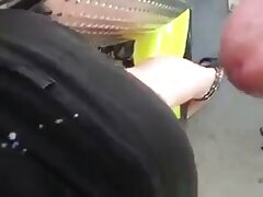 Les jeunes sexe video maman Raven Rockette et Bree Daniels se livrent à des relations sexuelles lesbiennes sur un radeau dans un lac