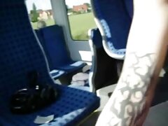 Couple sexy et porno avec sa mere sensuel s'embrassant et baisant