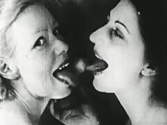 Poussin youporn belle mere sexy suce une bite bien dure
