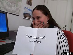 Scarlit Scandal et Savannah Sixx baisent avec sexe avec belle mere un gode ceinture au lit