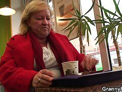 Frida Sante se déshabille et se masturbe porno entre mere et fils sur une chaise