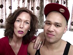 La maman blonde aux gros seins Katy Jayne se fait baiser dans toute la maison fils et mere porno