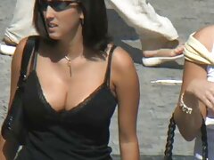 Une fille porno black mere et fils aux cheveux noirs a besoin d'un bon travail